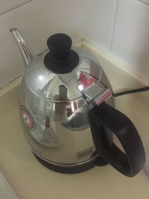 金灶(KAMJOVE)E-400食品级不锈钢电热水壶 全钢电茶壶 烧水自动断电--质量很好,加热速度快,唯一的问题是在壶内.