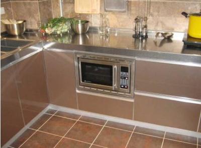 不锈钢橱柜耐用还美观,为啥都不用它做台面?师傅的话一针见血!